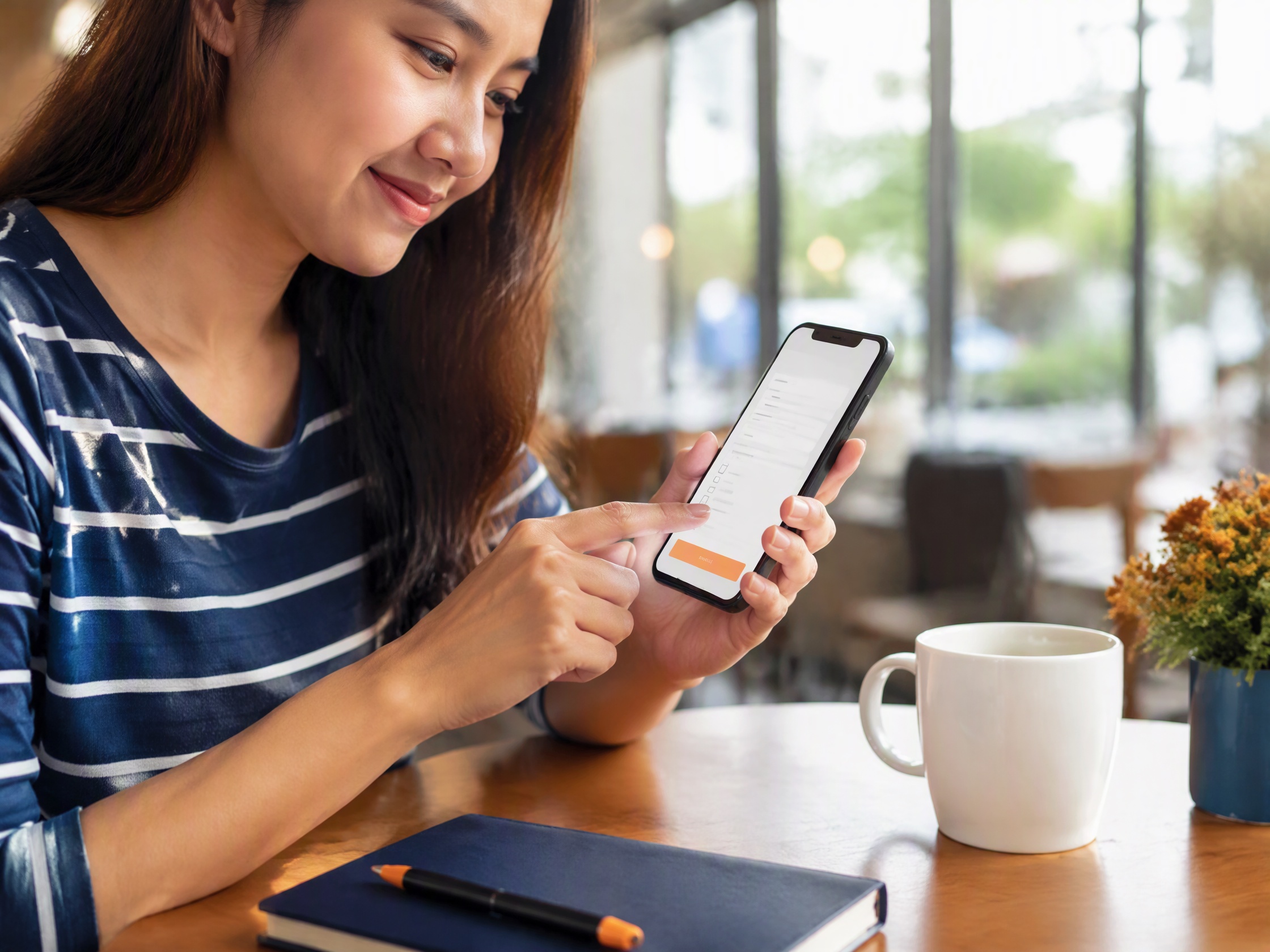 スマートフォンで問い合わせフォームを入力する様子